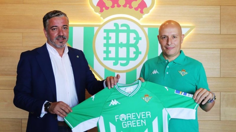Pablo Vilches, responsable de secciones del Real Betis, posa junto a David Zamorano, nuevo entrenador del Real Betis Futsal B.