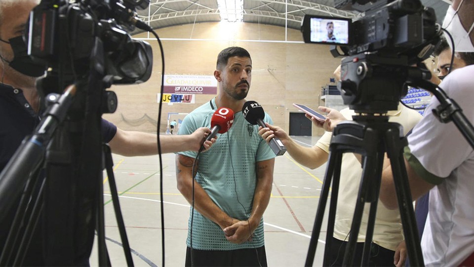 Jesús Rodríguez, jugador del Córdoba Patrimonio de la Humanidad, atiende a los medios de comunicación.