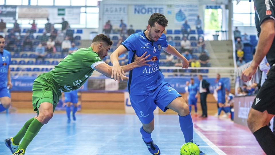 Juanan, jugador del Viña Albali Valdepeñas, protege el balón. (Foto: ACP-FSV)