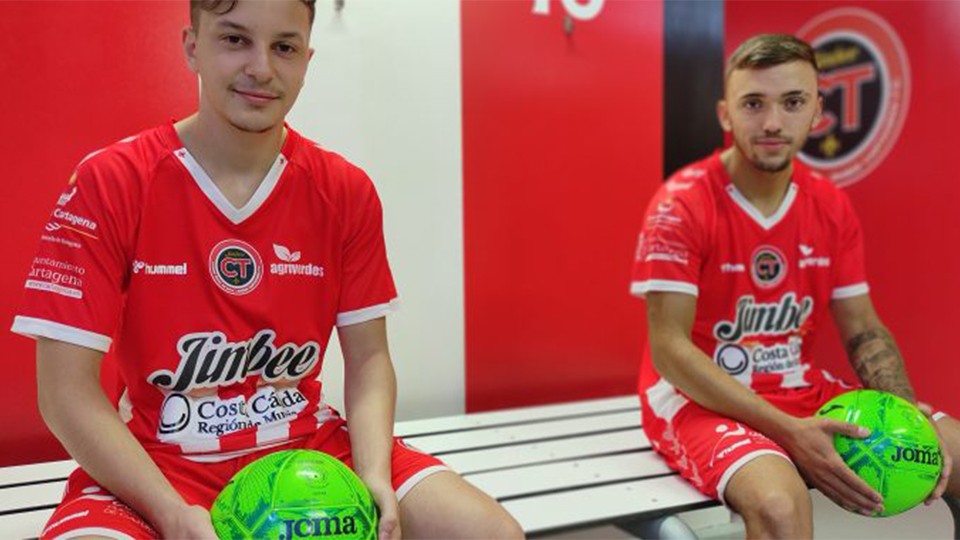 Los juveniles Iván Inglés y Pablo Gallego posan con la camiseta del Jimbee Cartagena.