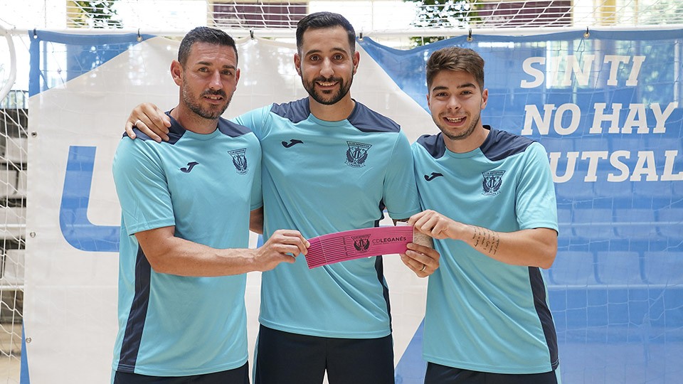 Mimi, Palomares y Dela posan con el brazalete de capitán del CD Leganés FS.