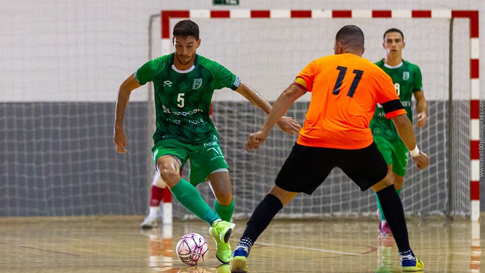 Miguel Conde, del BeSoccer CD UMA Antequera, ante Sufian, de la Unión África Ceutí.