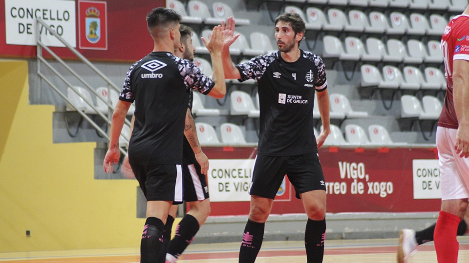 Los jugadores del Noia Portus Apostoli celebran un tanto.