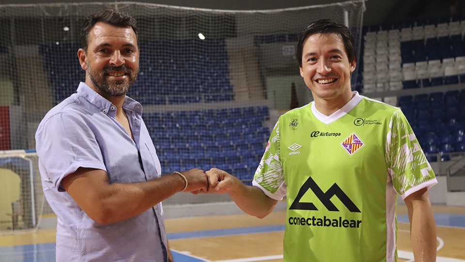 José Tirado, director general del Palma Futsal, posa con Chaguinha, nuevo jugador del conjunto balear.