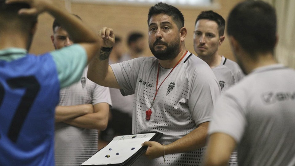 Josan González, entrenador del Córdoba Patrimonio de la Humanidad, da instrucciones (Fotografía: Edu Luque)