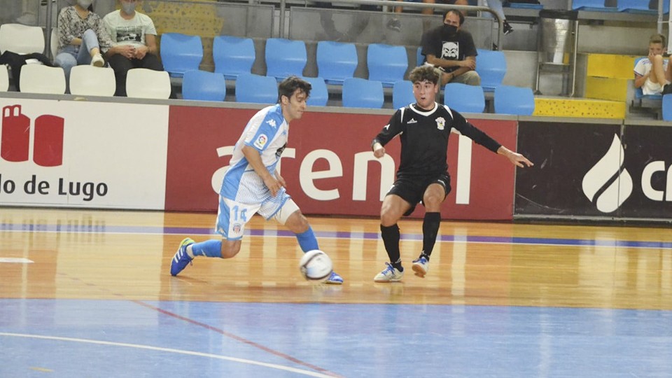 Miguel, jugador del CD Lugo Sala, encara a Alberto, de O Parrulo Ferrol.