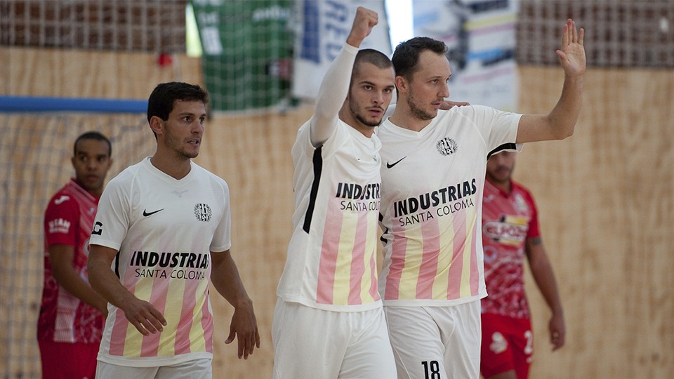 Los jugadores de Industrias Santa Coloma celebran un tanto.