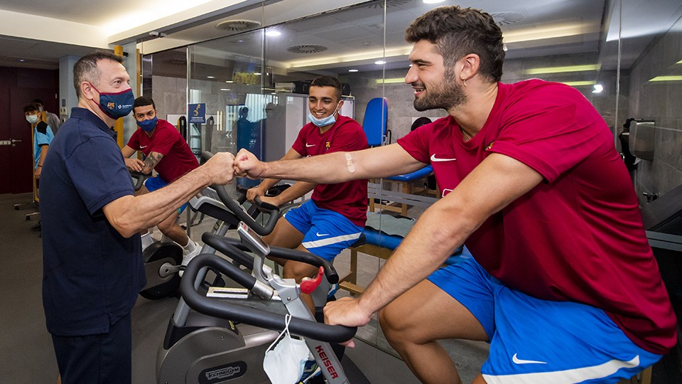 Jesús Velasco, nuevo entrenador del Barça, saluda al portero Miquel Feixas. (Foto: Víctor Salgado - FC Barcelona)