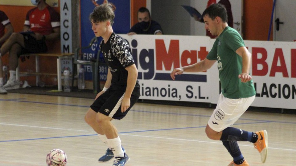 Pau, canterano del Noia Portus Apostoli, durante un partido de pretemporada.