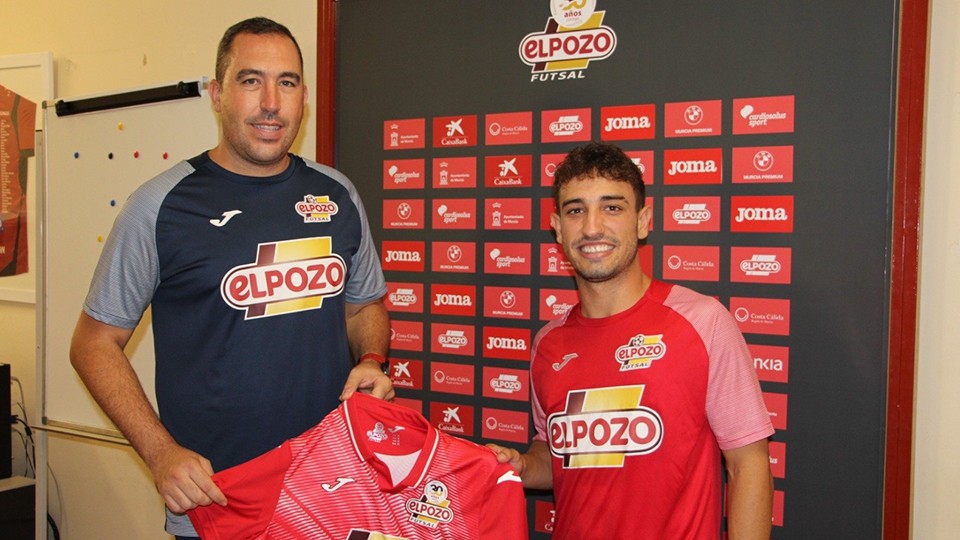 Javier Uceda, entrenador de ElPozo Ciudad de Murcia, posa junto al nuevo fichaje Juanmita.