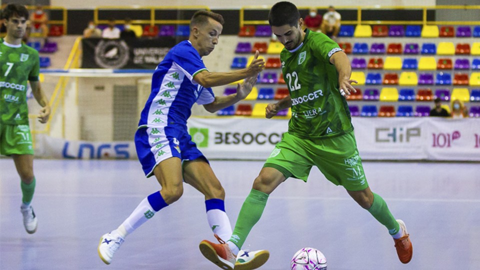 Raúl Canto, jugador del BeSoccer CD UMA Antequera, encara a Lin, del Real Betis Futsal.