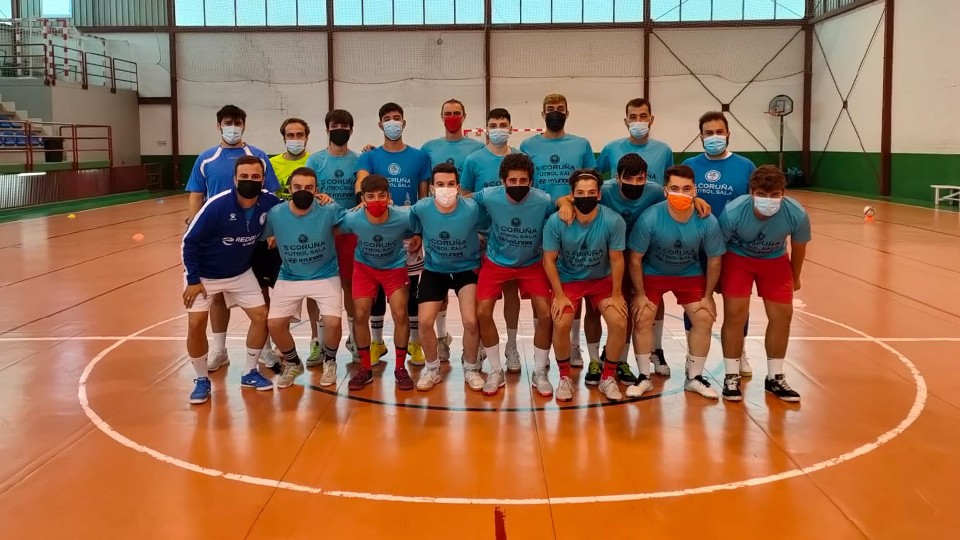 El senior de la Academia Red Blue 5 Coruña posa durante un entrenamiento.