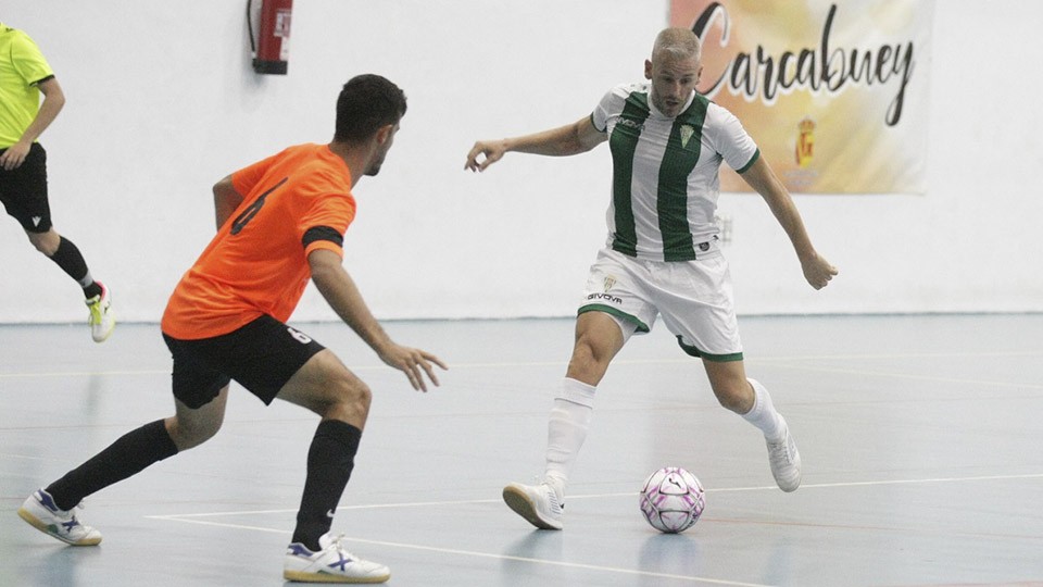 Miguelín, de Córdoba Patrimonio, con el balón durante un amistoso.