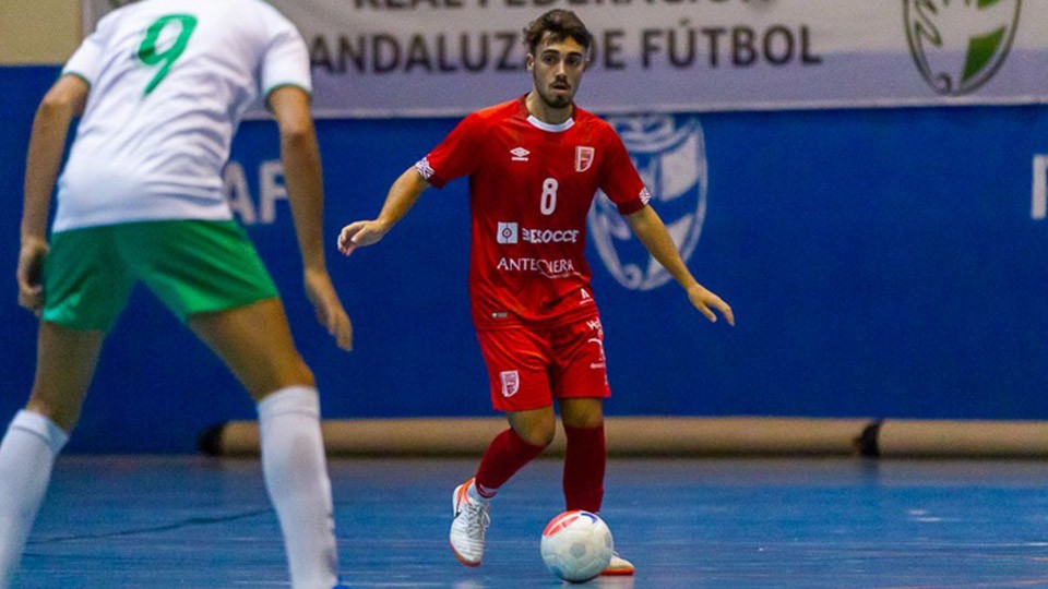 David Velasco, de BeSoccer UMA Antequera, con el esférico en un amistoso.