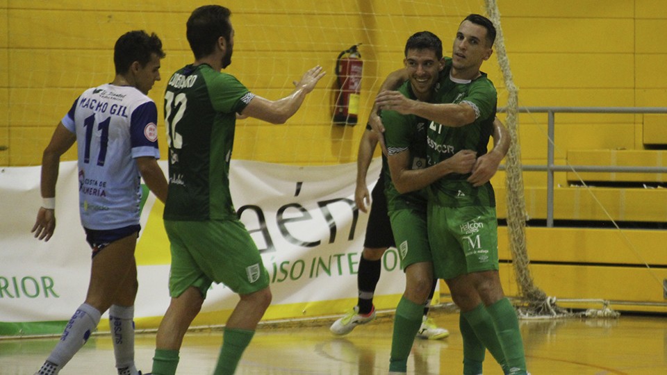 Los jugadores del BeSoccer CD UMA Antequera celebran un gol