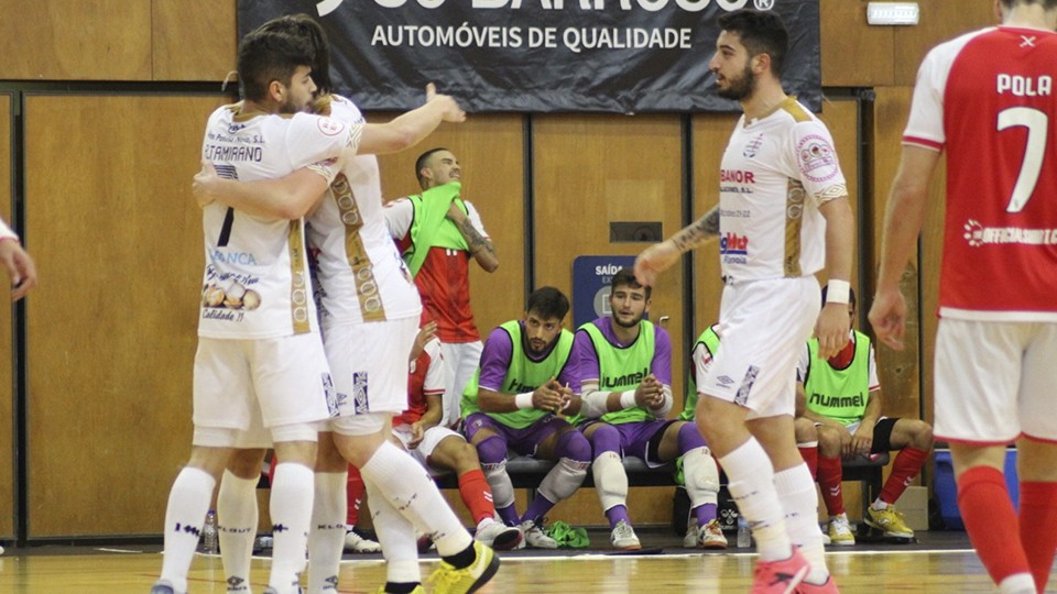 Los jugadores del Noia Portus Apostoli celebran un gol