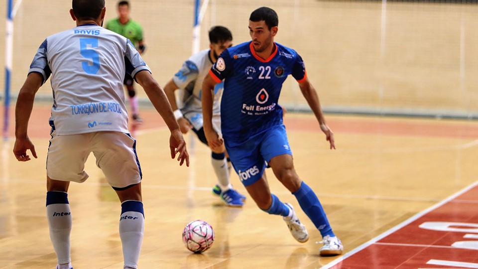 Trasobares, del Full Energía Zaragoza, conduce el balón (Fotografía: Andrea Royo López)