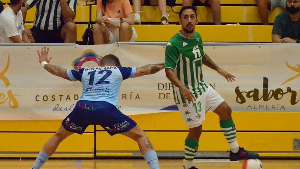 Joselito, del Real Betis Futsal, controla un balón frente a Dani Colorado, del CD El Ejido Futsal