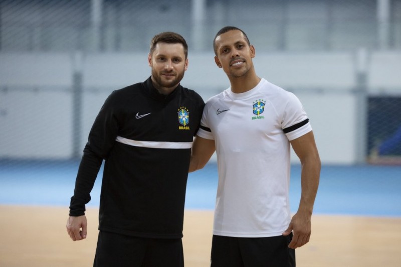 Gadeia (ElPozo Murcia) y Ferrao (Barça), durante un entrenamiento con Brasil