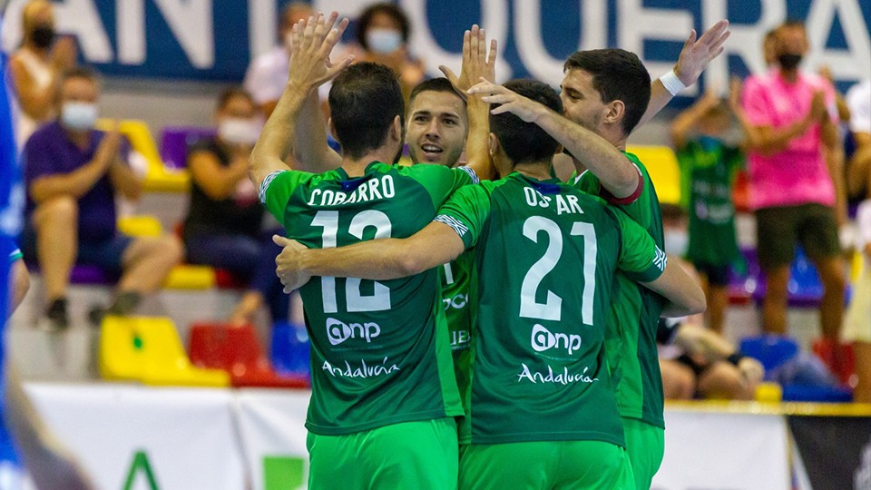 Los jugadores de BeSoccer UMA Antequera celebran un gol