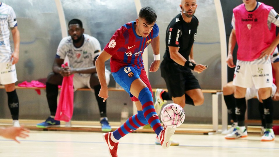 Rubén Sánchez, del Barça B, dispara a puerta durante un partido