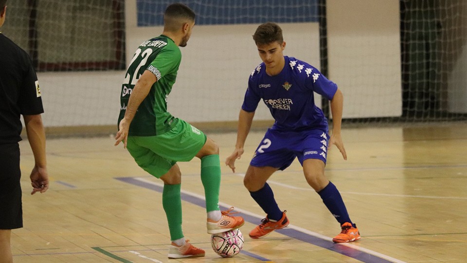 Raúl Canto, del BeSoccer UMA Antequera, controla el balón ante Pablo Muñoz, del Real Betis Futsal B