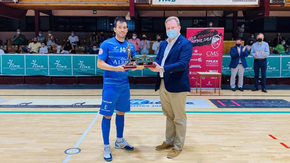 Rafa Rato recibe el trofeo Feria Ciudad de Albacete.