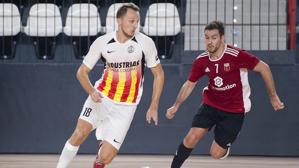 Drahovsky, jugador de Industrias Santa Coloma, ante Javi Alonso, del Fútbol Emotion Zaragoza