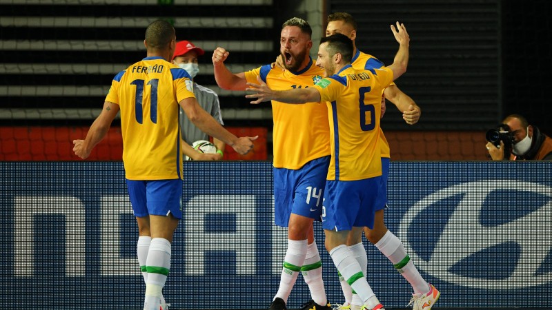 Los jugadores de la Selección de Brasil celebran un gol en el Mundial de Lituania