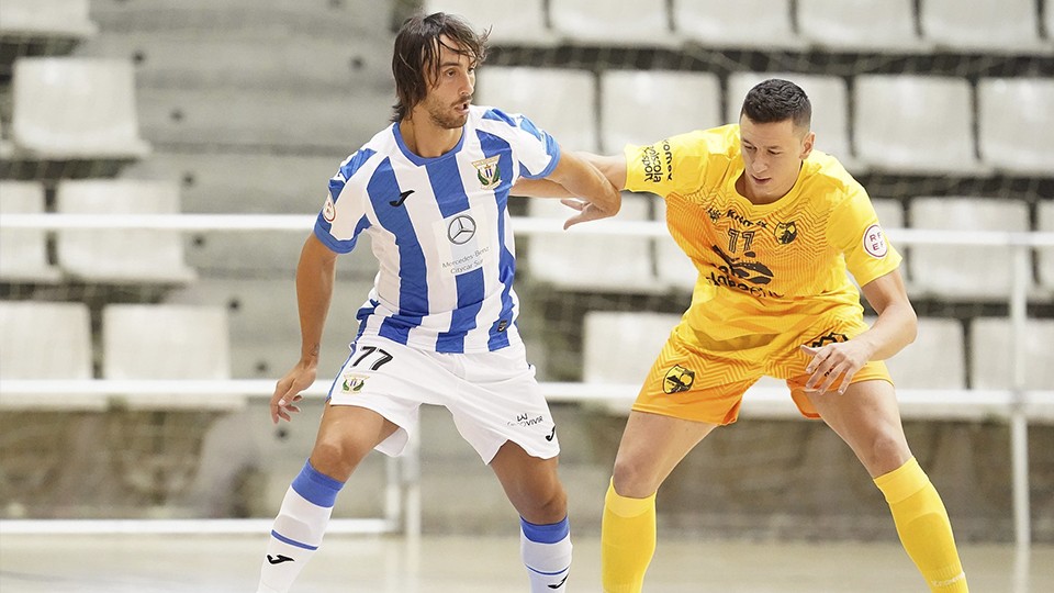 Manu García, jugador del CD Leganés, controla el balón durante un partido