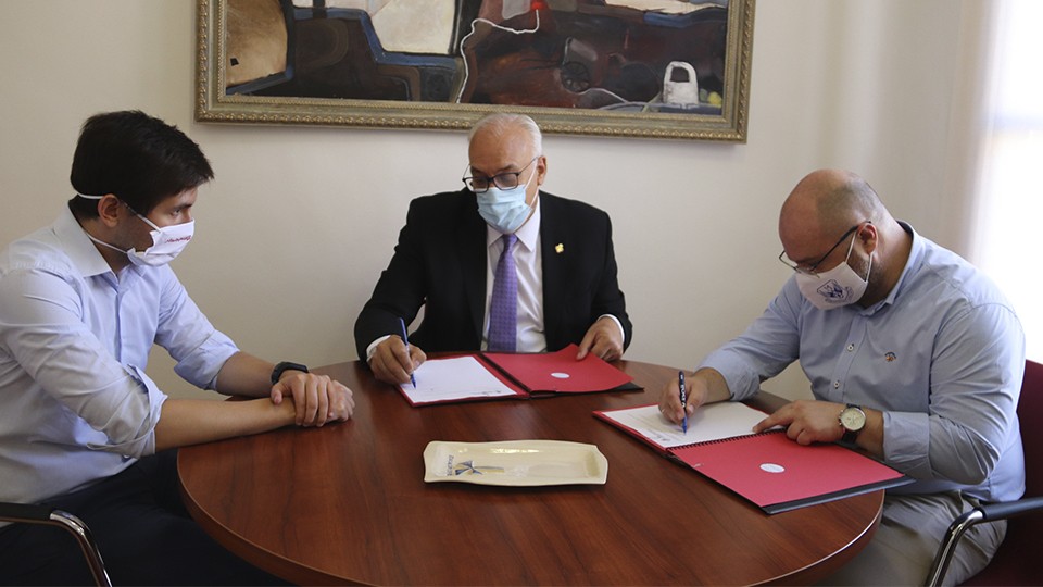 Julián Nieva, alcalde de Manzanares y Manuel del Salto, presidente del Manzanares FS Quesos El Hidalgo, firman el convenio de colaboración.