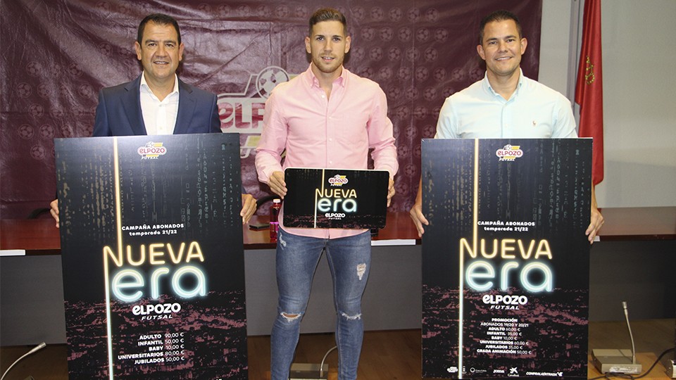 Fran Serrejón, director general, Fernando, jugador, y Vinicius, segundo entrenador de ElPozo Murcia Costa Cálida, posan con el cartel de la campaña de abonos