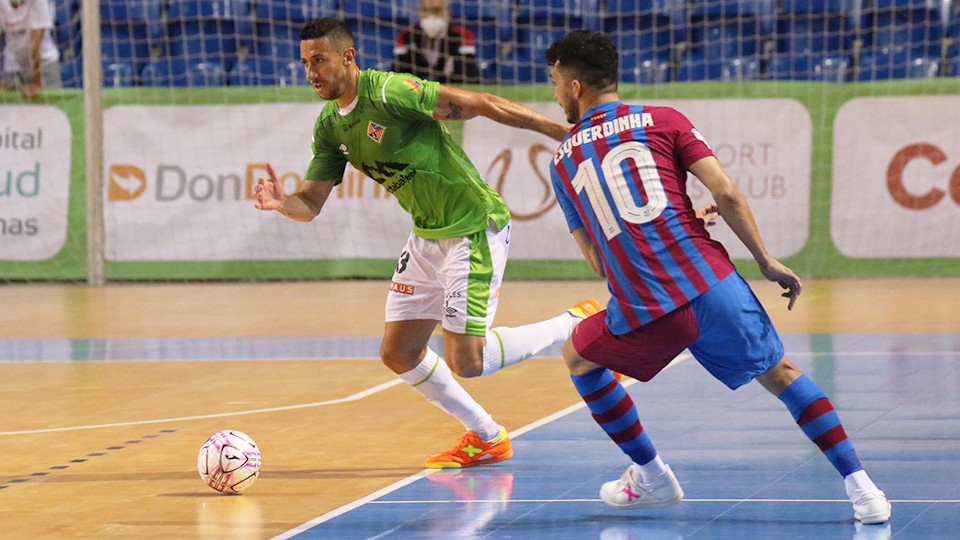 Cainan de Matos, jugador de Palma Futsal, conduce el balón ante Esquerdinha, del Barça