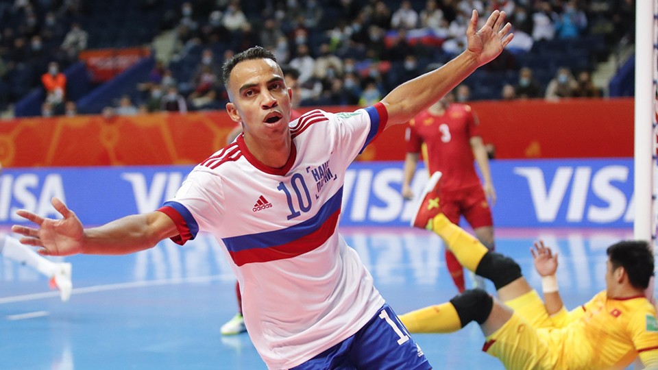 Robinho, de RFU, celebra un gol