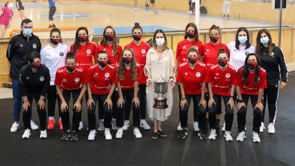 Mónica Martínez, Concejala de Deportes del Ayuntamiento de A Coruña posa junto al equipo femenino de la Academia Red Blue 5 Coruña.