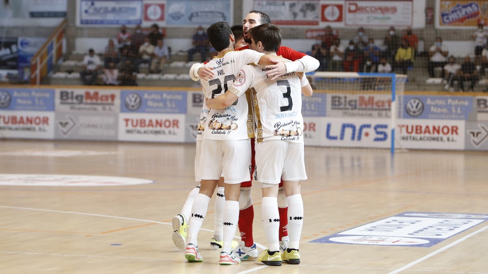 Los jugadores del Noia Portus Apostoli celebran un tanto.