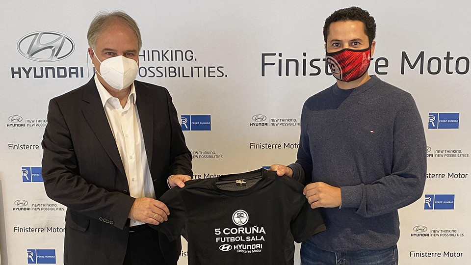 Finisterre Motor acoge la presentación de la camiseta con la que la Academia Red Blue 5 Coruña premia la fidelidad de sus socios