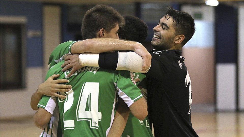 Los jugadores del Real Betis Futsal B celebran un tanto.