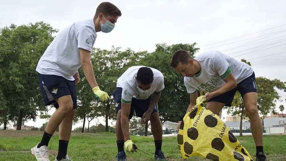 Flethes, Cleber y Lin, jugadores del Real Betis Futsal, participan en una jornada de limpieza organizada por Forever Green.