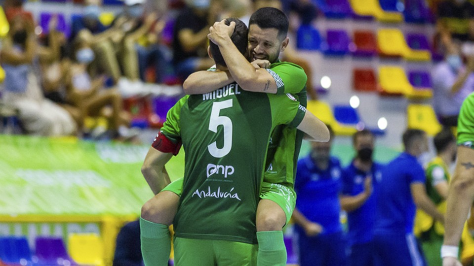 Los jugadores del BeSoccer CD UMA Antequera celebran un tanto