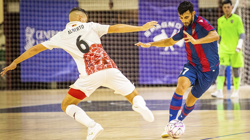 Rubi, jugador del Levante UD FS, ante Alberto García, de ElPozo Murcia Costa Cálida