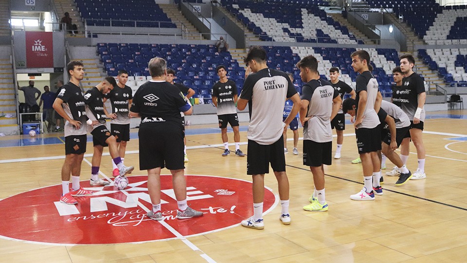 Miquel Vidal, entrenador del Visit Calvià Hidrobal, da instrucciones a sus jugadores