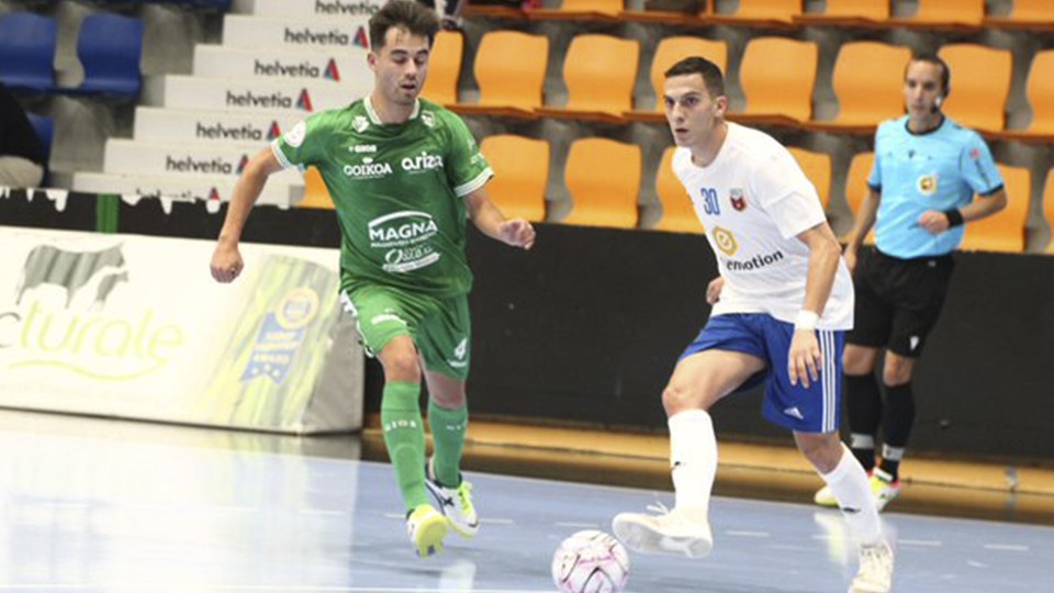 Dani Santos, del Fútbol Emotion Zaragoza, da un pase ante Tony, del Xota FS