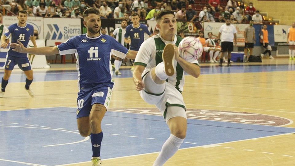 Viana, jugador del Córdoba Patrimonio, controla el balón ante Ivi, del Real Betis Futsal