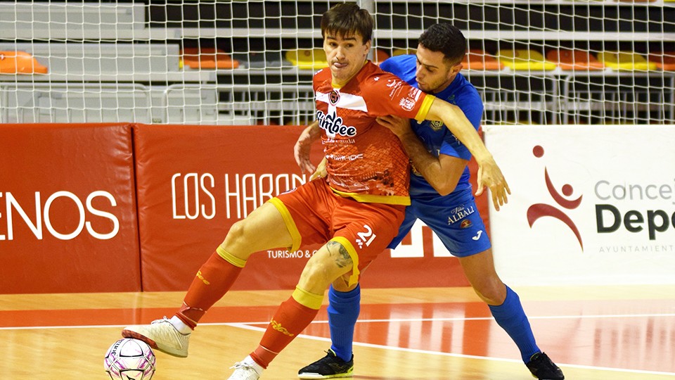 Marinovic, jugador del Jimbee Cartagena, protege el balón ante Xavi Cols, del Viña Albali Valdepeñas.