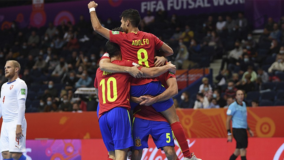 España celebra un gol.