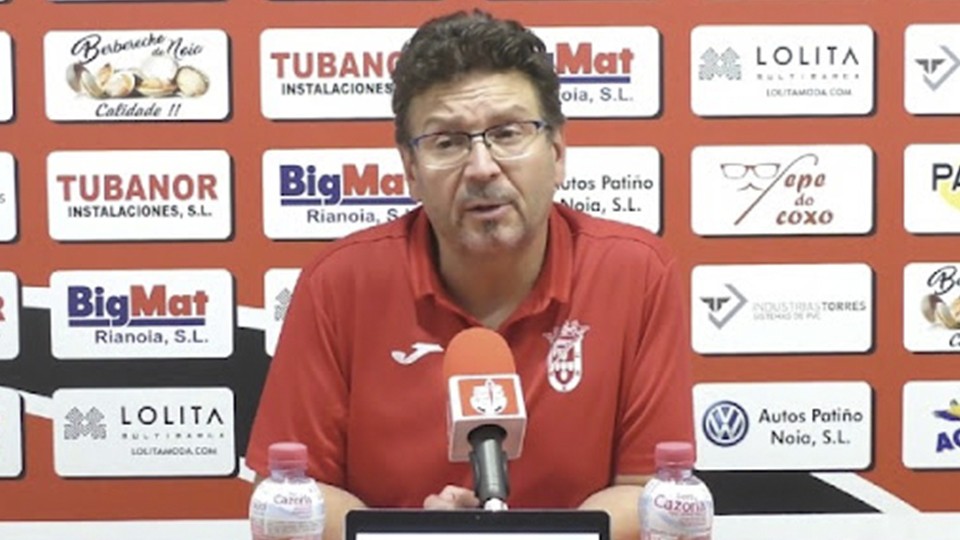 Tomás de Dios, entrenador de la Unión África Ceutí, durante una rueda de prensa.