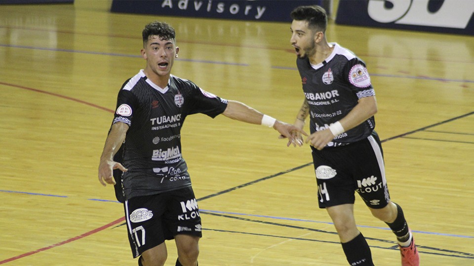 Pirata y Joaki, jugadores del Noia Portus Apostoli, celebran un tanto.