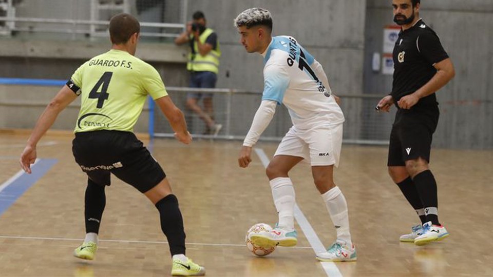 Quintas, del JERUBEX Santiago Futsal, conduce el balón durante un partido (Fotografía: Xoan A. Soler / La Voz de Galicia)