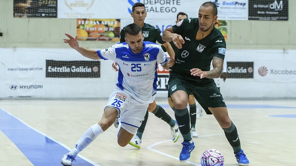 Kevin Chis, jugador de O Parrulo Ferrol, pugna por el balón con Alvarito, del CD Leganés